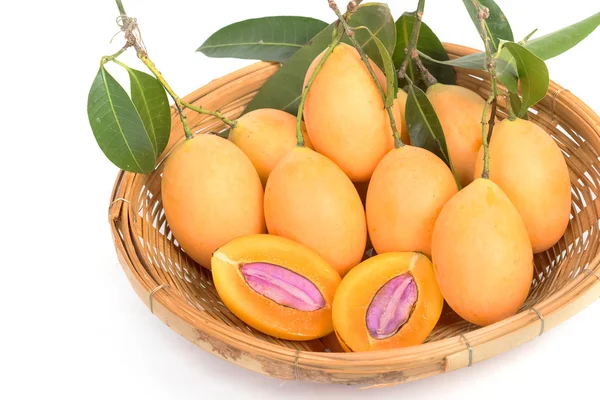 Dolce prugna mariana, frutta tailandese su sfondo bianco — Foto Stock