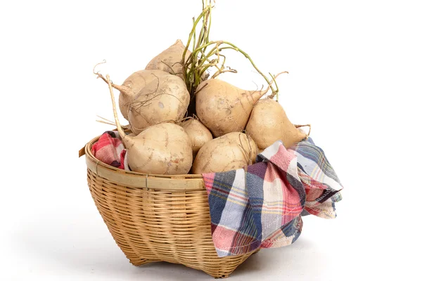 Jicamas crudos en cesta sobre fondo blanco — Foto de Stock