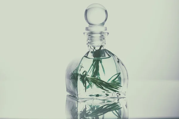 Ефірна олія розмарину в скляній пляшці, олія Арома — стокове фото