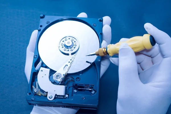 Τεχνικός επισκευή έναν σκληρό δίσκο — Φωτογραφία Αρχείου