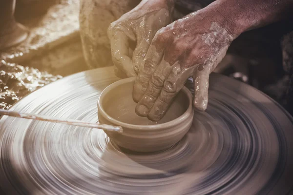 Potter sprawia, że w puli gliny ceramika koło. — Zdjęcie stockowe