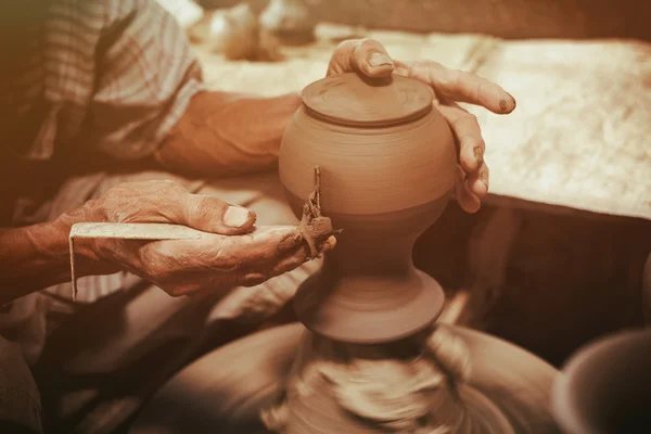 Potter fait sur le pot d'argile de roue de poterie . — Photo