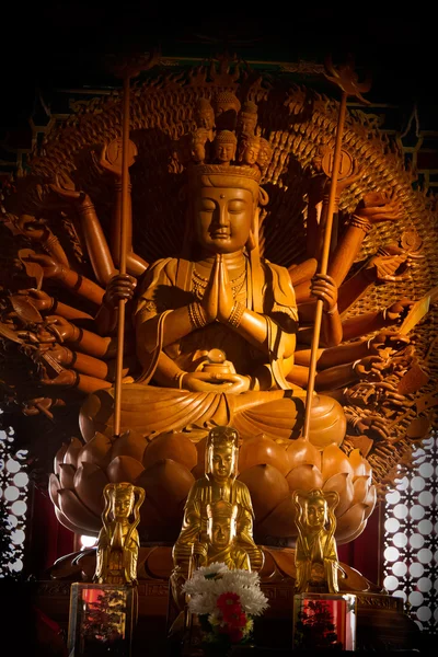 Estátua de madeira de Guanyin buddha com mil mãos na Tailândia — Fotografia de Stock