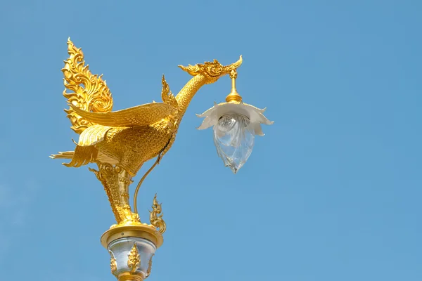 Elektryczny słup światła z rzeźbami Złotego łabędzia w świątyni — Zdjęcie stockowe