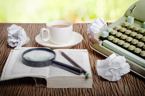 Le dictionnaire thaï considère sous une loupe sur le bureau de l'écrivain — Photo