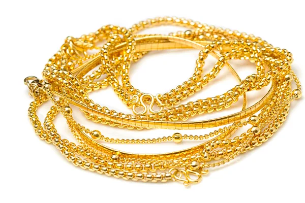 Pilha de colares de ouro isolado sobre fundo branco — Fotografia de Stock