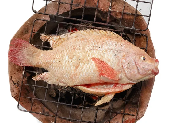 Pescado de tilapia de nilo rojo a la parrilla en estufa de carbón —  Fotos de Stock