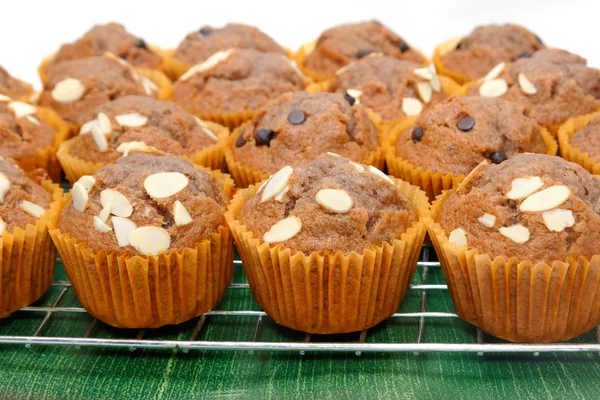 Muffins de banana ou cupcake na mesa de madeira — Fotografia de Stock