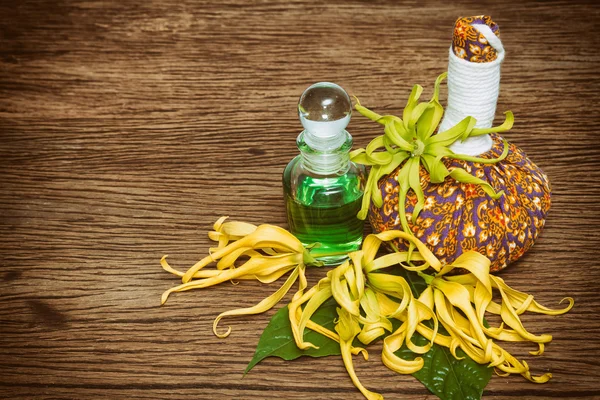 Wellness-Kräuter-Kompressor-Ball mit Zwerg-Ylang-Massageöl — Stockfoto