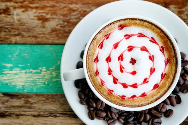 Rotes Herz auf Latte-Art-Kaffee mit Kopierraum — Stockfoto