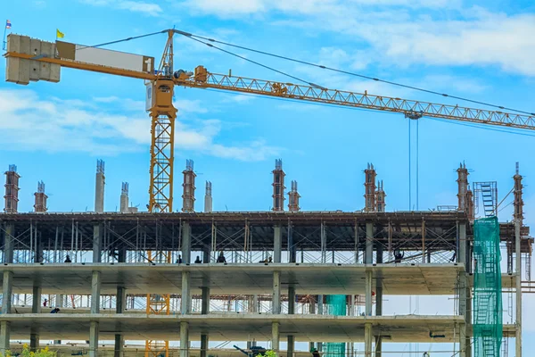 Sitio de construcción con grúas en el fondo del cielo — Foto de Stock