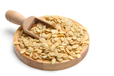 Beyaz zemin üzerine tuz ile kabuklu karpuz