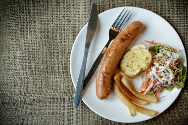 Beyaz tabakta salata ızgara sosis