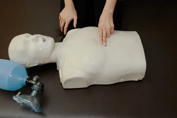 Školení CPR, sestra Zmrtvýchvstalý figuríny. — Stock fotografie