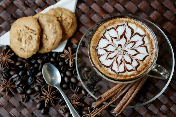 Ένα φλιτζάνι καφέ latte με κόκκους καφέ και μπισκότα — Φωτογραφία Αρχείου