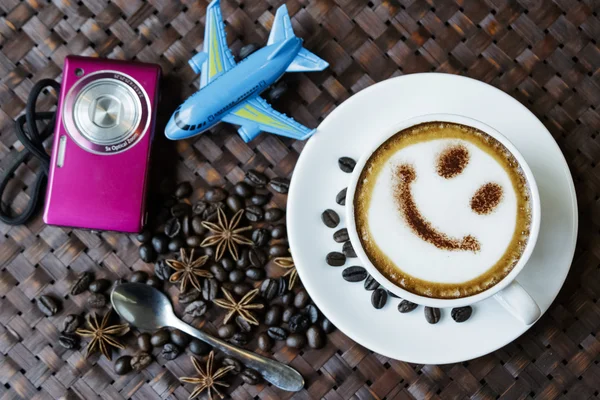 Secangkir kopi latte kafe dengan biji kopi dan kamera — Stok Foto