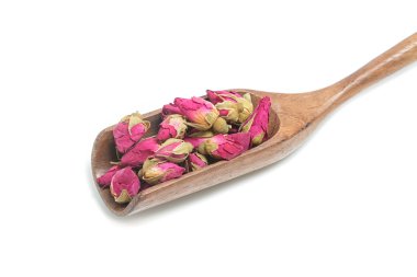 Beyaz bir adam ahşap bir vurgunun içinde closeup gül çiçek çay