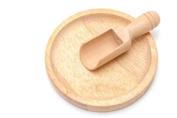 Dřevěný talíř a dřevěná naběračka na bílém pozadí — Stock fotografie