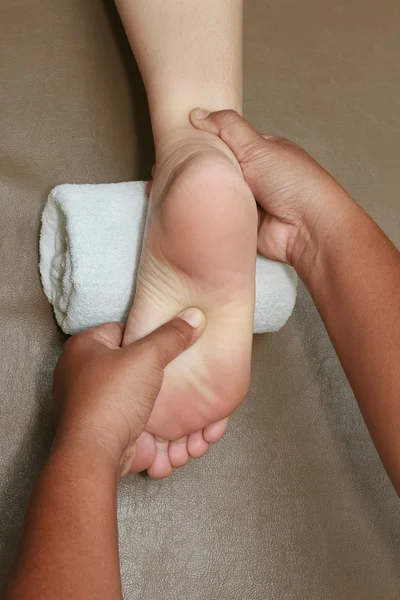 Réflexologie thaïlandaise massage des pieds, traitement spa des pieds — Photo