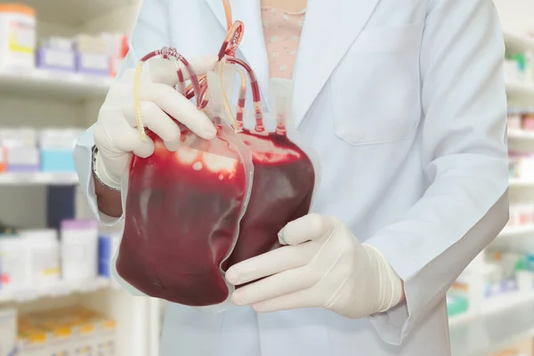Doctor sosteniendo bolsa de sangre fresca para transfusión, donación de sangre c — Foto de Stock