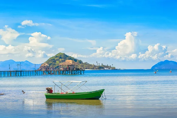 Bateau dans la belle plage Kho Mak Island, Thaïlande orientale . — Photo