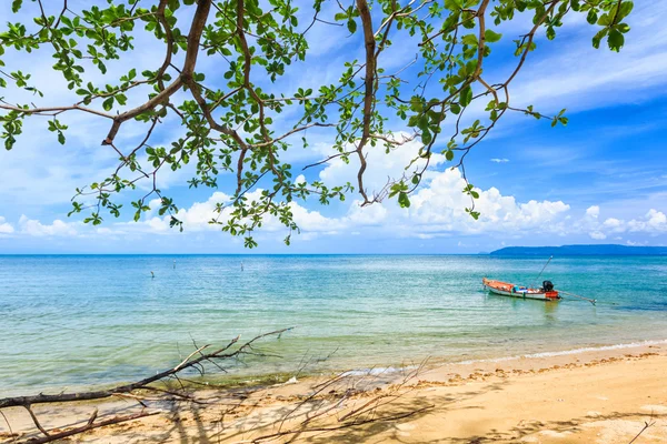 Bateau et plage tropicale, Îles Thaïlande — Photo