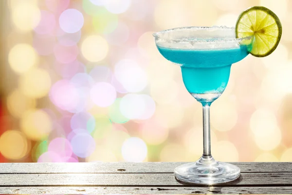 Blauwe cocktail op wazig licht in warme Toon achtergrond bokeh — Stockfoto