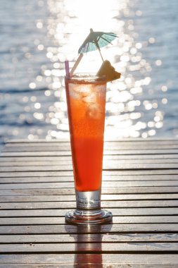 meyve kokteyli bokeh sıcak sesi backgr ışık ile sahilde