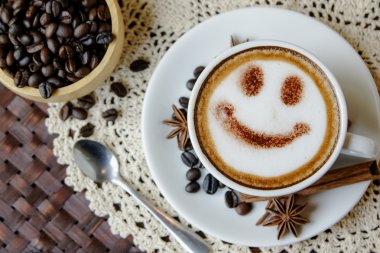 Latte sanat mutlu gülümseme yüzünü üstten görünüm beyaz fincan 
