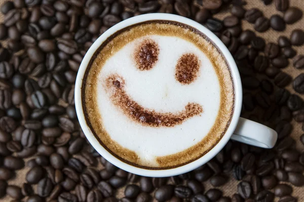 Latte sanat mutlu gülümseme yüzünü üstten görünüm beyaz fincan 