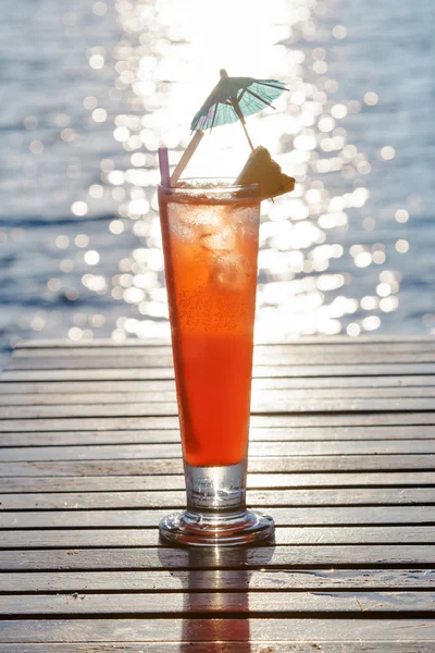 meyve kokteyli bokeh sıcak sesi backgr ışık ile sahilde