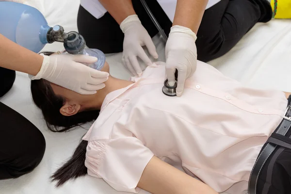Tim medis memberikan pertolongan pertama kepada wanita muda — Stok Foto