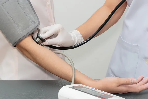 Doctor and patient. Measurement of blood pressure in a hospital — Stock Photo, Image