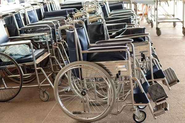 Muitos cadeira de rodas para pacientes no hospital, transportando paciente — Fotografia de Stock