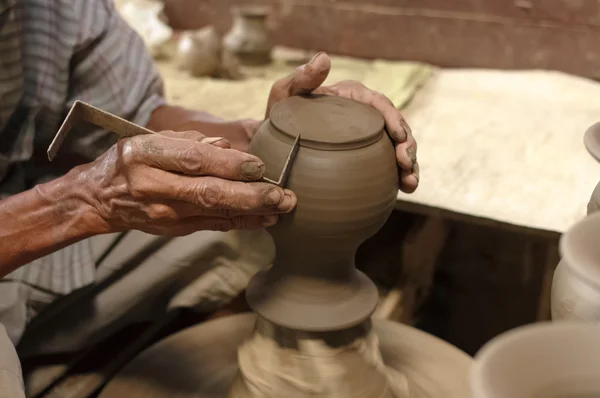 Potier fabrication des mains en argile sur roue de poterie . — Photo