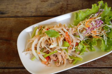 Ton balıklı karışımı sebzeli baharatlı salata Tayland yemekleri lezzetli