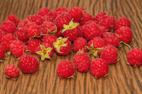Fresh raspberries on wooden background — Stock Photo, Image