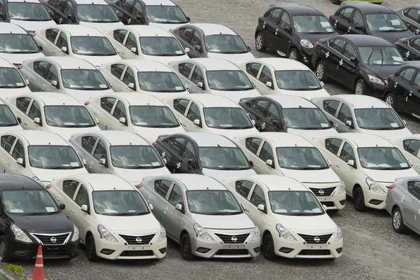 Samut Prakan, Tailândia 24 de agosto de 2014: Fila de veículos novos estacionados — Fotografia de Stock