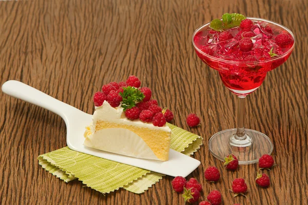 Rasberry cheesecake met verse rasberries sap drinken — Stockfoto