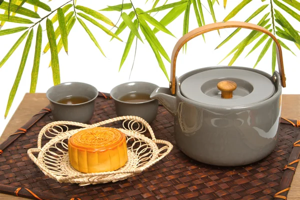 Pastel de luna chino con ceremonia del té sobre fondo de bambú — Foto de Stock