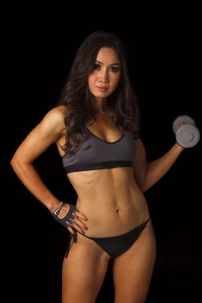 Atletica donna asiatica sollevare i manubri — Foto Stock