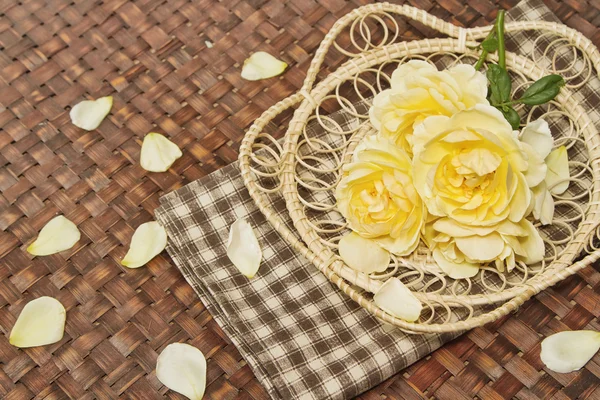 Rose flowers decorate on wooden surface. — Stock Photo, Image