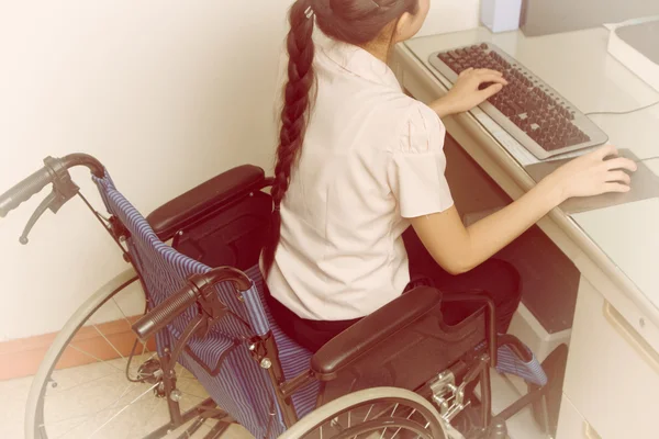 사무실에서 컴퓨터에서 작동 하는 휠체어에서 아시아 여자 — 스톡 사진