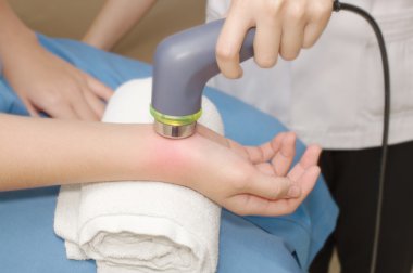 Fizyoterapist ultrason sonda kadın hastanın üzerinde ha kullanarak