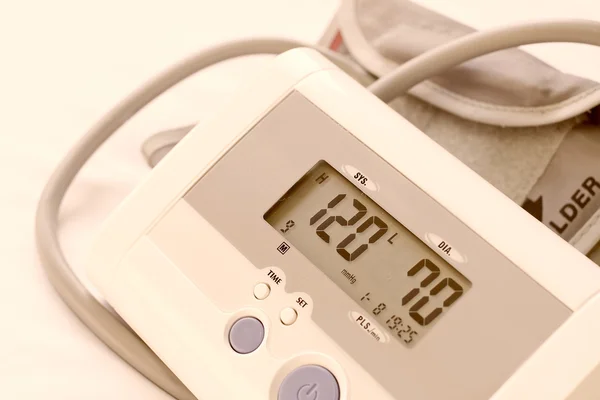 Moniteur de pression artérielle numérique, montrer une pression artérielle normale — Photo