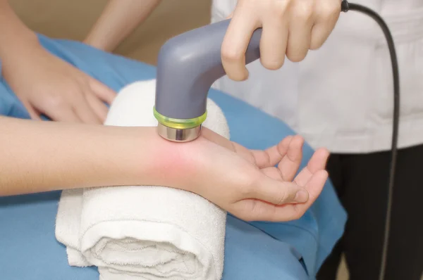 Physical therapist using ultrasound probe on woman patient 's ha — Stock Photo, Image