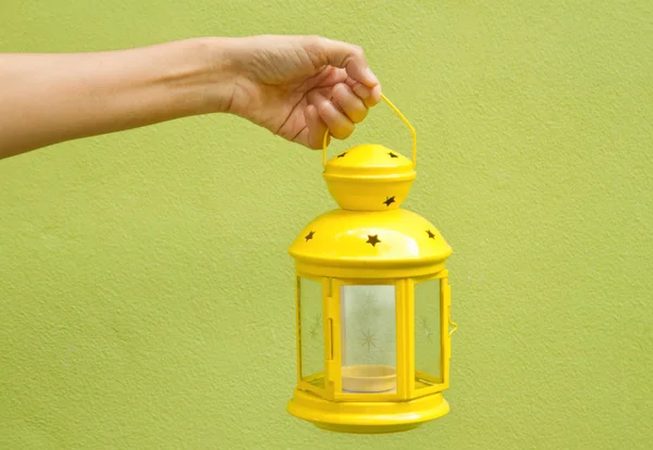 Sárga ramadan lámpa zöld fal — Stock Fotó
