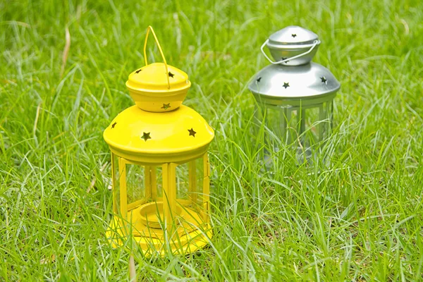 Ramadanlampen auf grünem Gras — Stockfoto