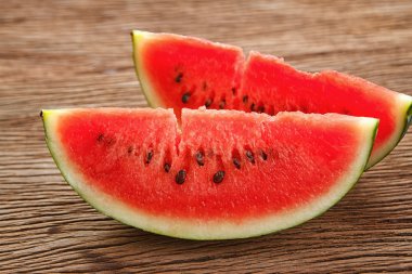 Ahşap zemin üzerinde karpuz dilimi