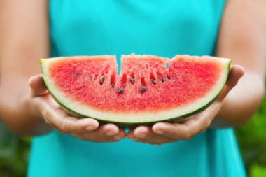 ellerinde karpuz dilimi